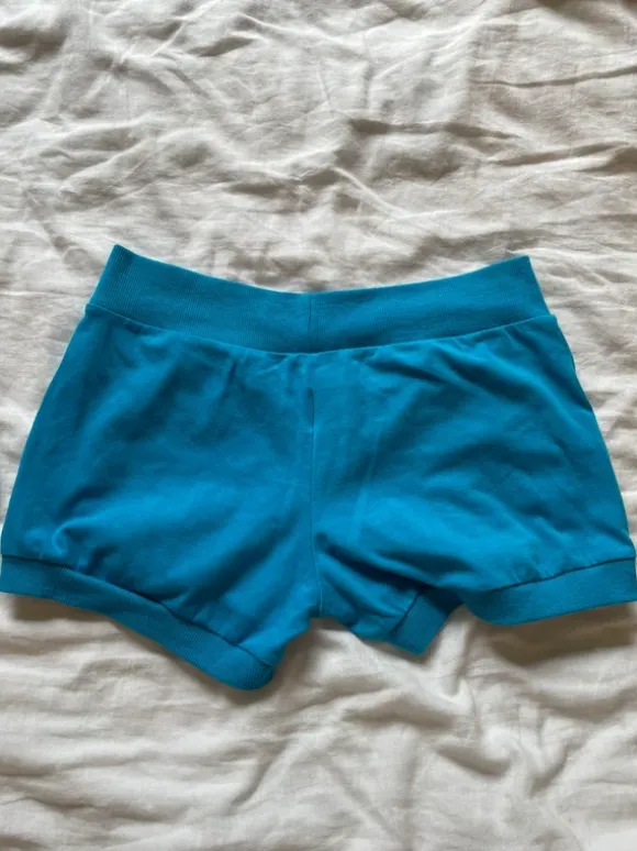 blaue stoff shorts mit steinen