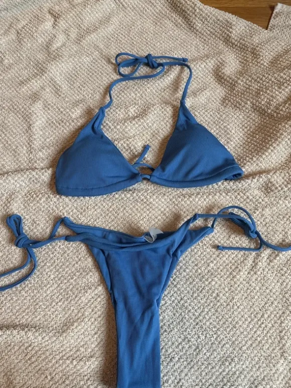 Blauer Bikini