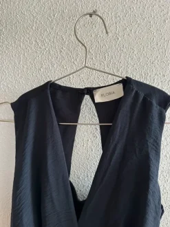 Blauer lockerer Jumpsuit für den Sommer