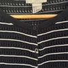 blauer Strickpulli mit weißen Streifen & Knöpfen