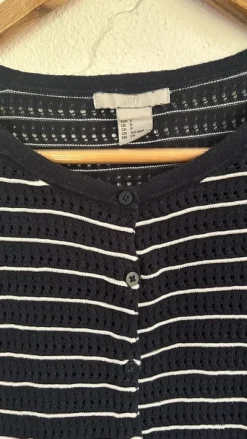 blauer Strickpulli mit weißen Streifen & Knöpfen