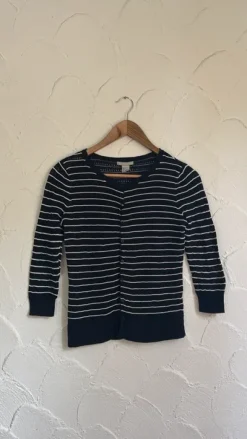 blauer Strickpulli mit weißen Streifen & Knöpfen