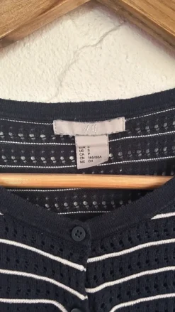 blauer Strickpulli mit weißen Streifen & Knöpfen