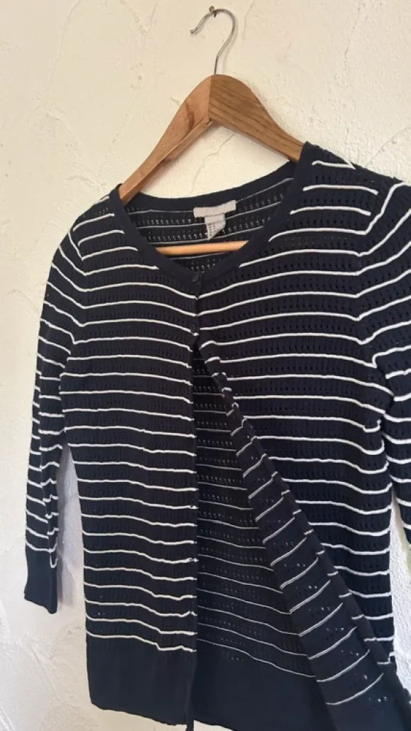 blauer Strickpulli mit weißen Streifen & Knöpfen