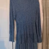 Blaues Wickelkleid mit Gürtel