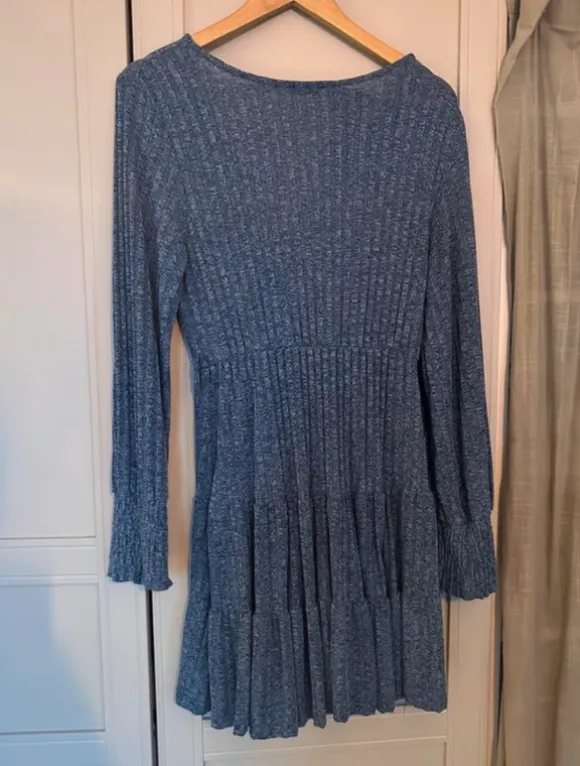 Blaues Wickelkleid mit Gürtel