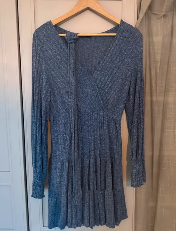 Blaues Wickelkleid mit Gürtel