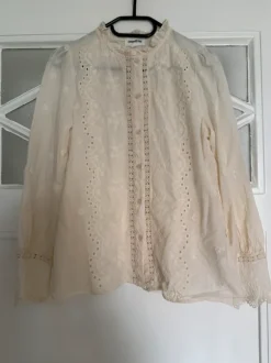 Bluse mit gerüschtem Kragen