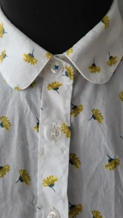 Bluse weiß Blumen Bubikragen 34 XS KEW 159