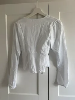 Bluse Wickel Optik Schleife weiß V-Ausschnitt