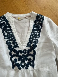 Boden Leinen Kleid 36 weiß mit blauen Applikationen