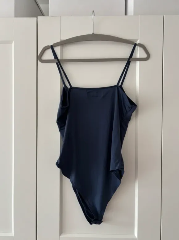 Body mit dünnen Trägern