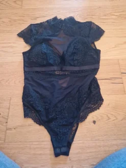 Body mit Spitze