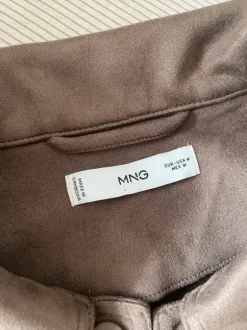 Braune Jacke in Wildlederoptik von Mango