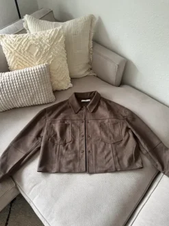Braune Jacke in Wildlederoptik von Mango