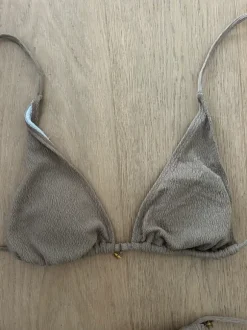 Brauner Bikini SHEIN Größe M – goldene Seesterne, strukturierter Stoff – guter Zustand