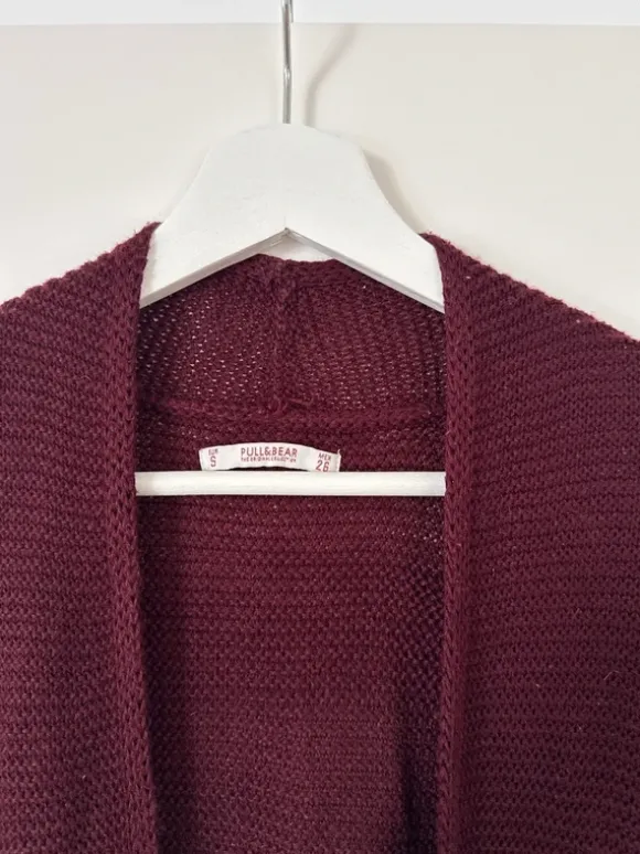 Burgunderrote/Weinrote Strickjacke von Pull&Bear in S