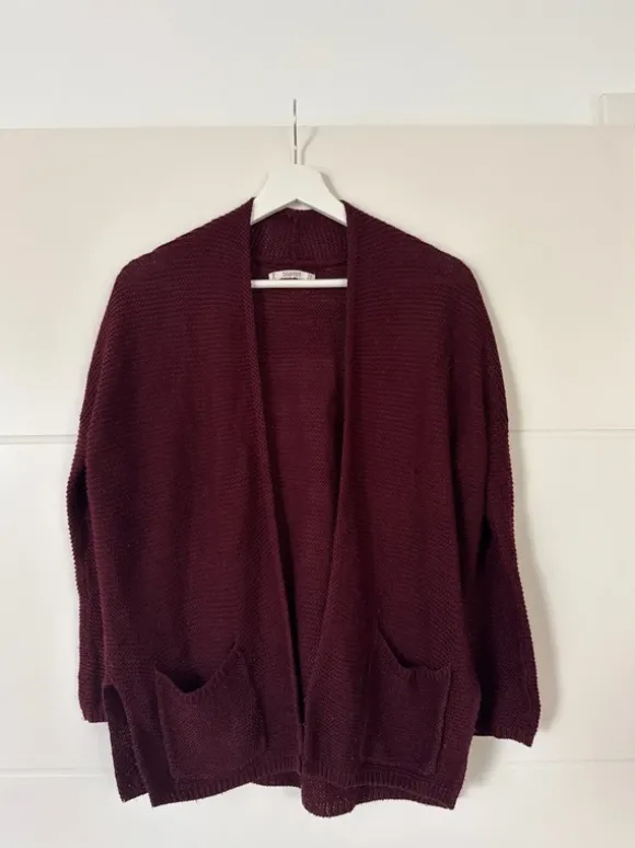 Burgunderrote/Weinrote Strickjacke von Pull&Bear in S
