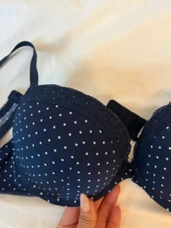 75C Wunderschöner Push-up BH mit Spitze von New Yorker in dunkelblau mit Punkten