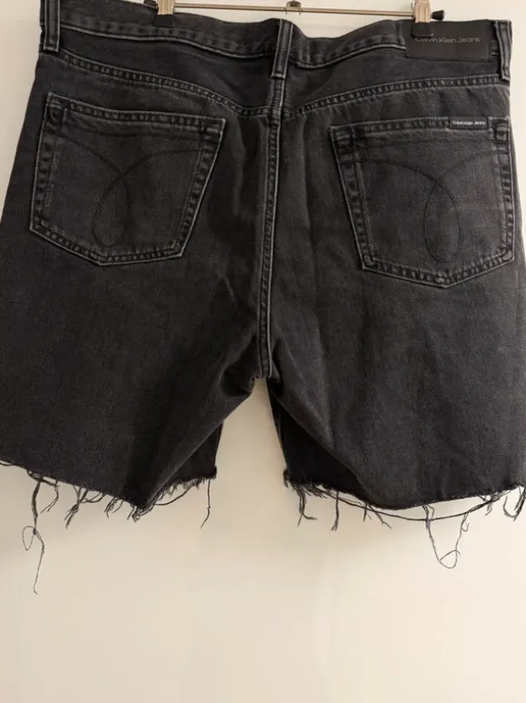 Calvin Klein kurze Jeanshose, schwarz, Größe XL