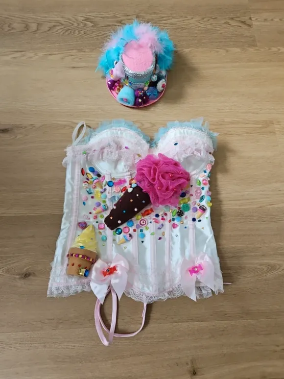 Candy Korsage mit Hut