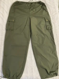 Cargohose Parachute in grün/khaki
