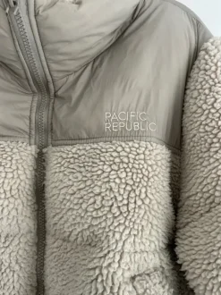 Coat flee
