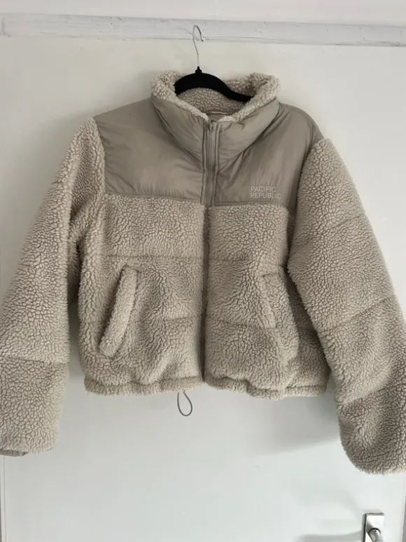 Coat flee