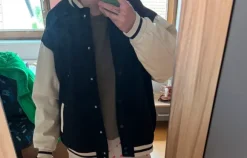 Collegejacke mit Lederärmel