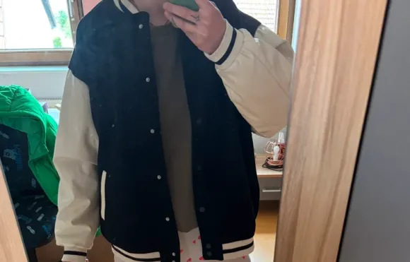 Collegejacke mit Lederärmel