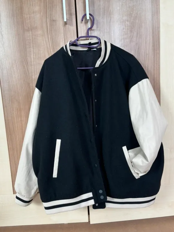 Collegejacke mit Lederärmel