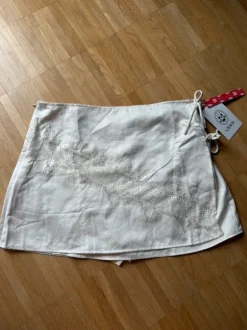 Cream CIDER skorts with lace details