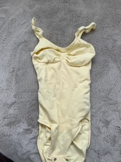 creamy Body in buttergelb