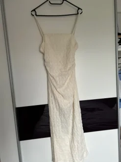 Cremefarbenes Kleid