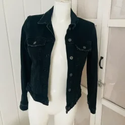 Damen Bershka Jeansjacke schwarz tailliert Gr. S