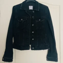 Damen Bershka Jeansjacke schwarz tailliert Gr. S
