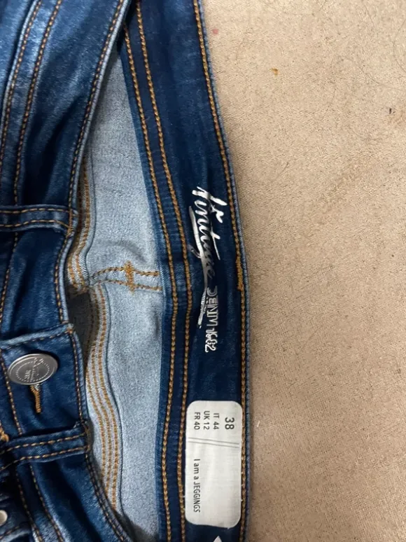 Damenhose in der Größe 38