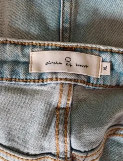 De ideale jeans short combineert perfect