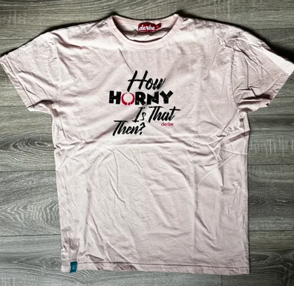 Derbe T-Shirt „how horny is that than“ Rosa Gr. XXL