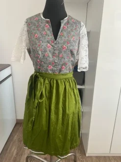 Dirndl mit Bluse