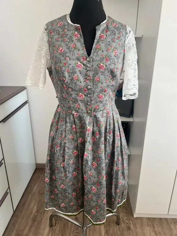 Dirndl mit Bluse