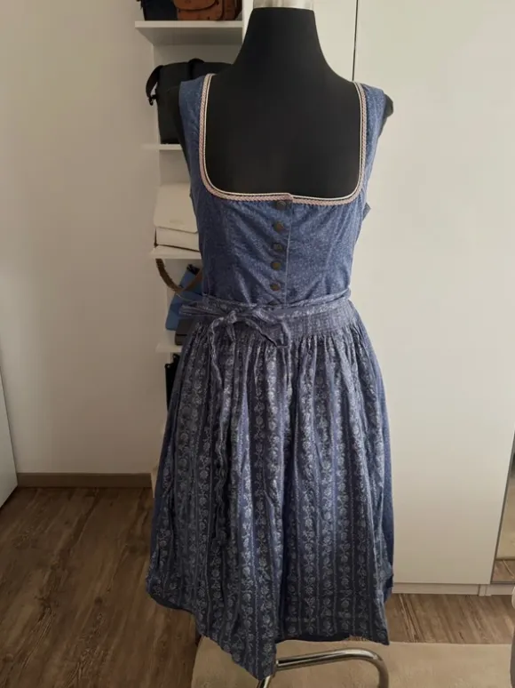 Dirndl mit Schürze