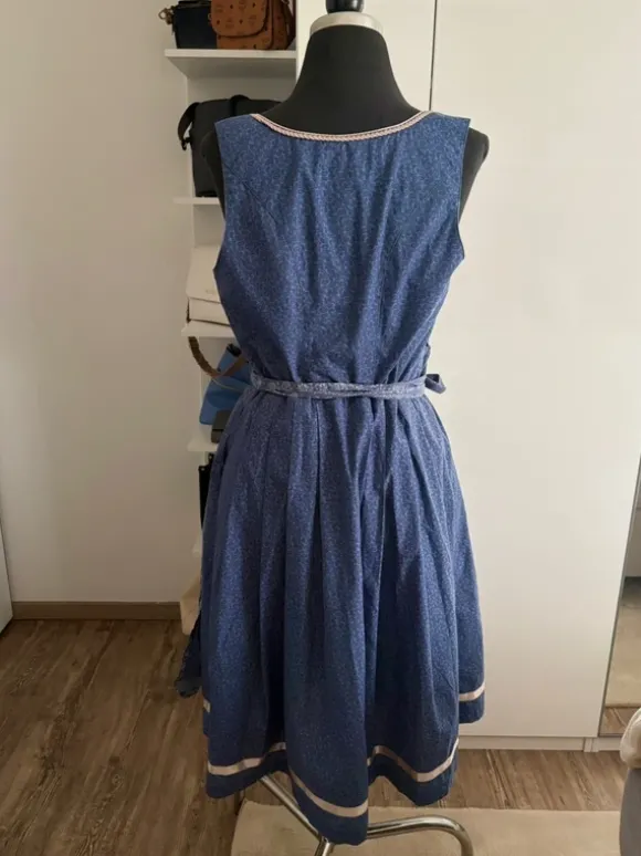 Dirndl mit Schürze