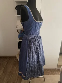 Dirndl mit Schürze