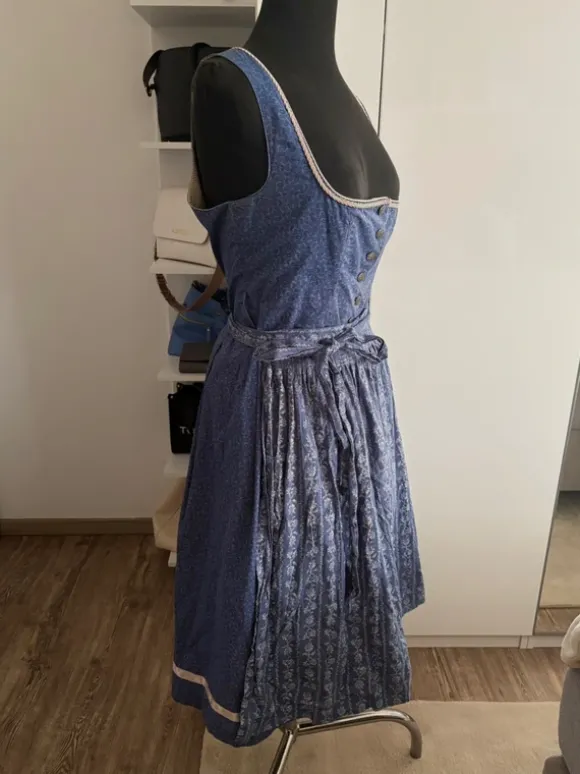Dirndl mit Schürze