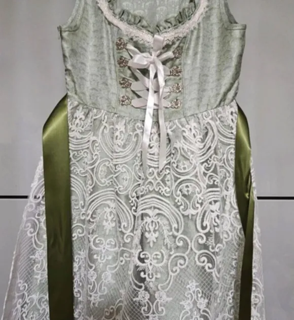 Dirndl ohne Bluse