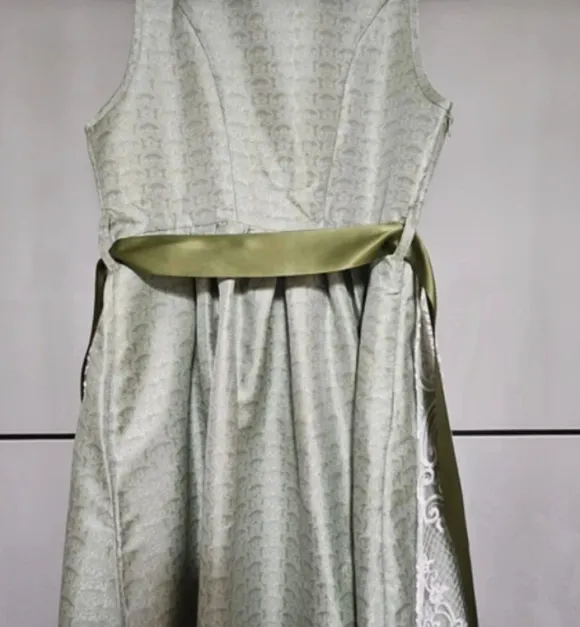 Dirndl ohne Bluse