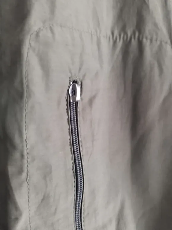 Dünne Frühlingsjacke mit Stickerei