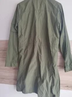 Dünne Frühlingsjacke mit Stickerei