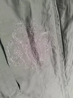 Dünne Frühlingsjacke mit Stickerei